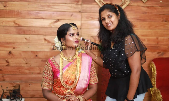 Roopas Lakeme Beauty